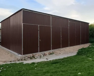 Plechová hala 12x6 m, pultová strecha, dvojkrídlová brána, tmavo hnedá
