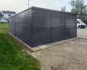 Plechová garáž 5x5 m, pultová strecha, dvojkrídlová brána, čierna