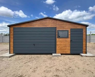 Plechová garáž 6x5 m, sedlová strecha, výklopná brána, drevodekor – Model 2