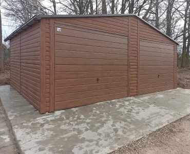 Plechová garáž 7x5 m, pre dve autá, sedlová strecha, výklopná brána, drevodekor – Model 4