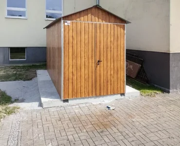 Plechový domček na náradie 2x3 m, sedlová strecha, drevodekor