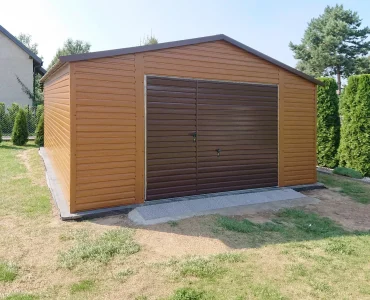 Plechová garáž 5x5 m, sedlová strecha, výklopná brána, drevodekor