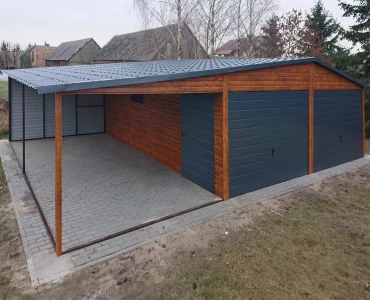 Plechová garáž 6x5 m, pre dve autá, sedlová strecha, výklopná brána, drevodekor – Model 9