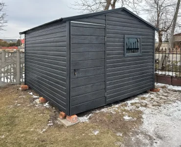 Plechový domček na náradie 3x4,5 m, sedlová strecha, drevodekor