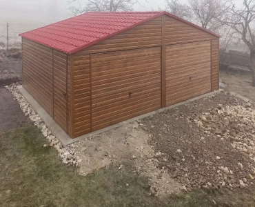 Plechová garáž 7x5 m, pre dve autá, sedlová strecha, výklopná brána, drevodekor – Model 3