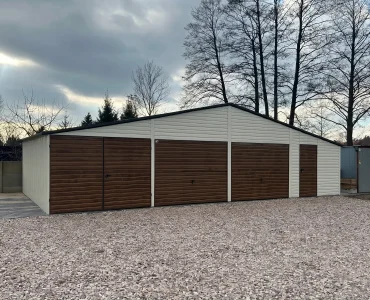 Plechová garáž 12x6 m, pre tri autá, sedlová strecha, výklopná brána, drevodekor biela
