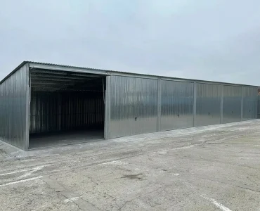 Plechová garáž 18x5 m, pultová strecha, výklopná brána, zinok