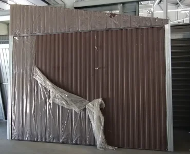 Brána so štítom 3x2,70x2,13 m, pravá predná časť sedlovej strechy, hnedá matná