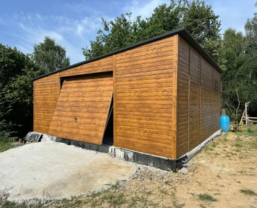 Plechová garáž 7x6 m, pultová strecha, výklopná brána, drevodekor