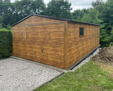 Plechová garáž 4,5x6 m, sedlová strecha, výklopná brána, drevodekor
